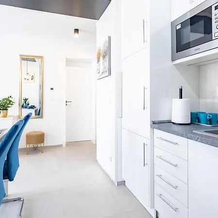 - Balcony - Brand New - Sunny شقة